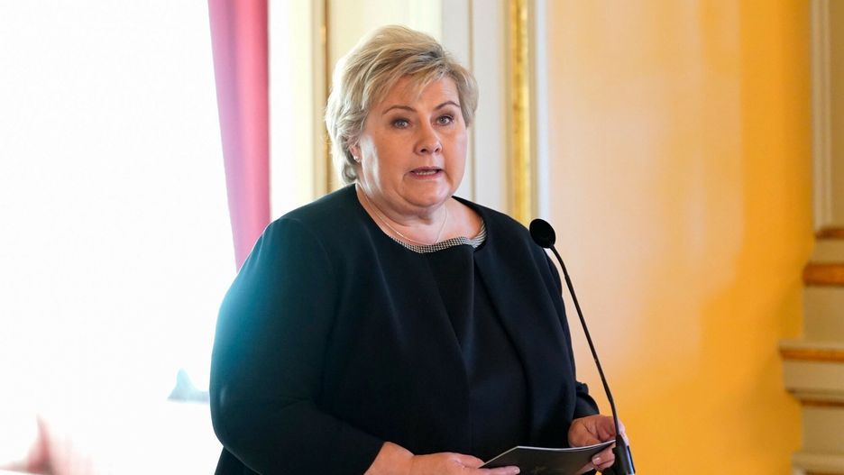 Norwegia wstrzymuje dalsze znoszenie restrykcji. Delta wkroczy szybciej? Na zdjęciu premier Norwegii Erna Solberg 