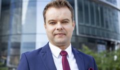 Rzecznik PiS zmuszony przeprosić byłego pracownika TVN-u. "Ugoda zawarta"