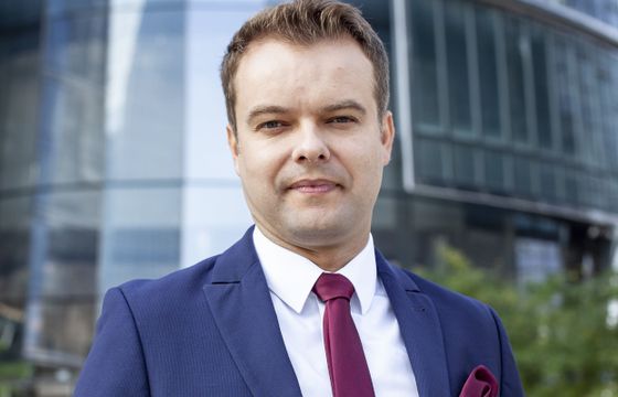 Rzecznik PiS zmuszony przeprosić byłego pracownika TVN-u. "Ugoda zawarta"