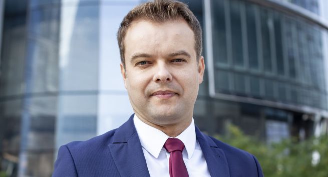 Rzecznik PiS zmuszony przeprosić byłego pracownika TVN-u. "Ugoda zawarta"