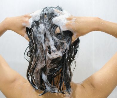 Myjesz włosy w ten sposób? Za każdym razem jeszcze bardziej je niszczysz