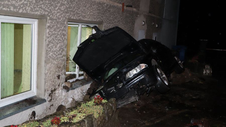 Bystrzyca Kłodzka. Pijany i bez prawa jazdy. Swój rajd zakończył w ścianie budynku