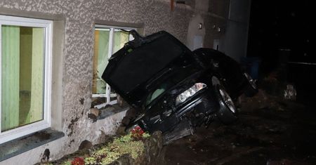 Bystrzyca Kłodzka. Pijany i bez prawa jazdy. Swój rajd zakończył w ścianie budynku