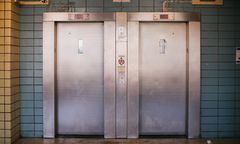 Spalone ciało kobiety w windzie. Prokuratura bada sprawę