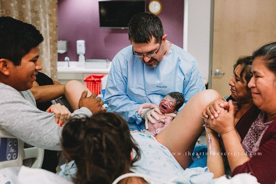 Tak rodzą kobiety. Niesamowite zdjęcia z porodów, które zebrano i wyróżniono w największym tego typu konkursie fotograficznym na świecie 23