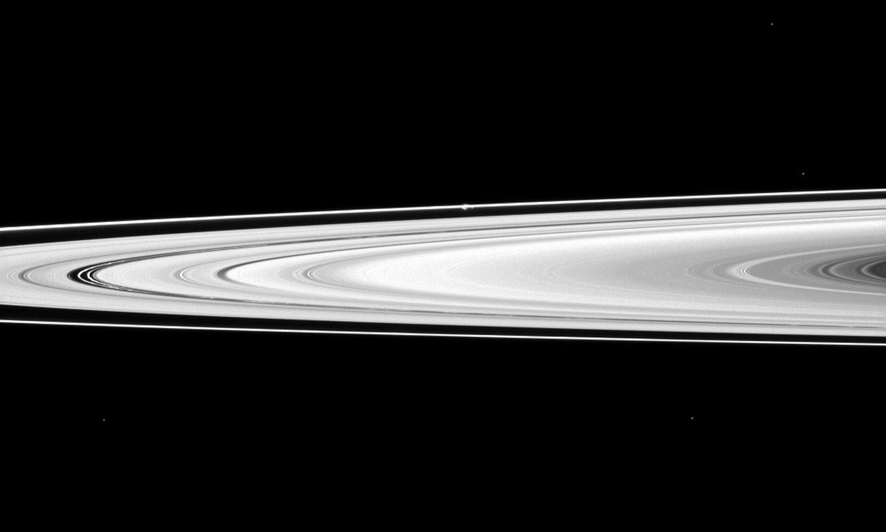 Pierścienie Saturna marszczą się i falują - Fotografia pierścieni Saturna wykonana przez sondę Cassini.