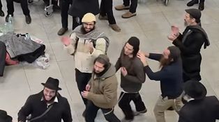 Pokazał nagranie z lotniska. "Takie cuda tylko w Warszawie"