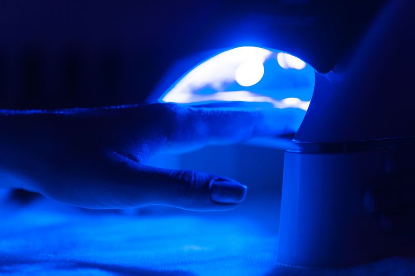 Manicure żelowy może powodować raka skóry