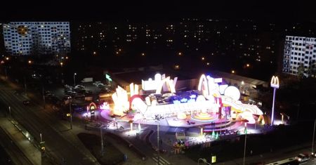 Sieciowa restauracja zaszalała we Wrocławiu. Las Vegas na Gaju
