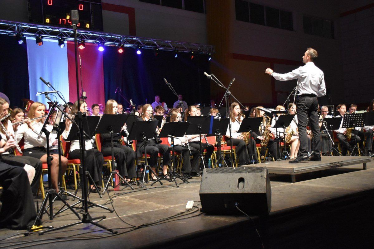 123 muzyków z orkiestr dętych z terenu południowej Wielkopolski zagrało w niedzielę, 9 listopada w Hali Sportowej im. Polskich Olimpijczyków w Opatówku