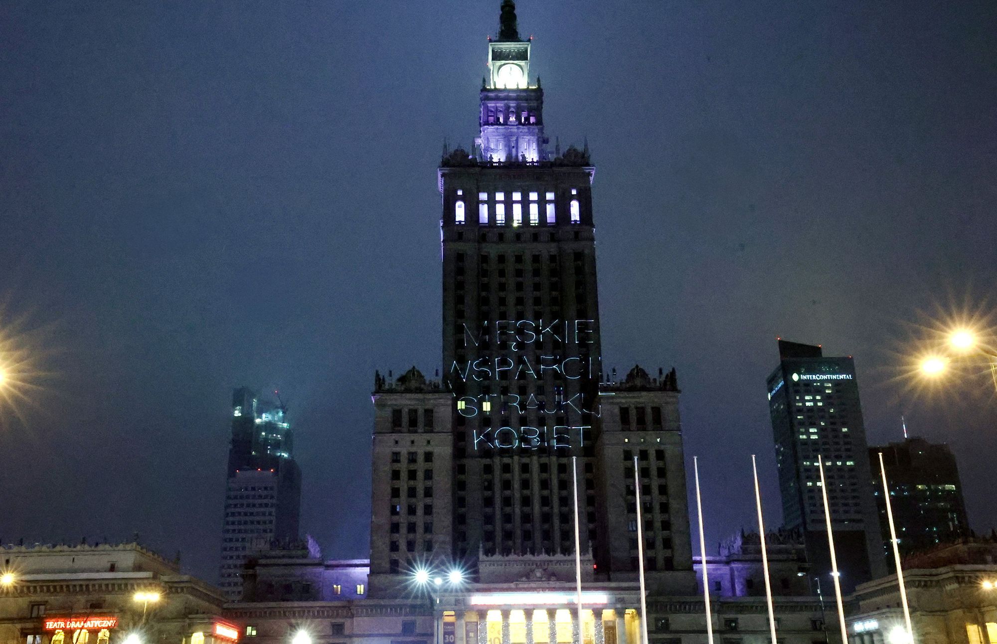 Strajk Kobiet: Na PKiN wyświetlono symbole protestu 3