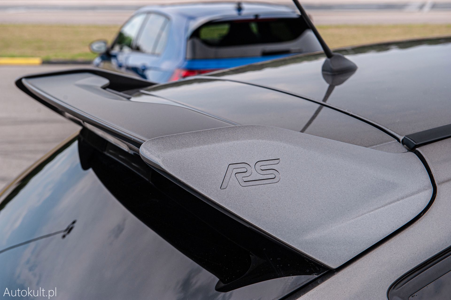 Volkswagen Golf R (2022) vs Ford Focus RS (2017)