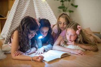 Jak zachęcić dziecko do czytania w długie jesienne wieczory?