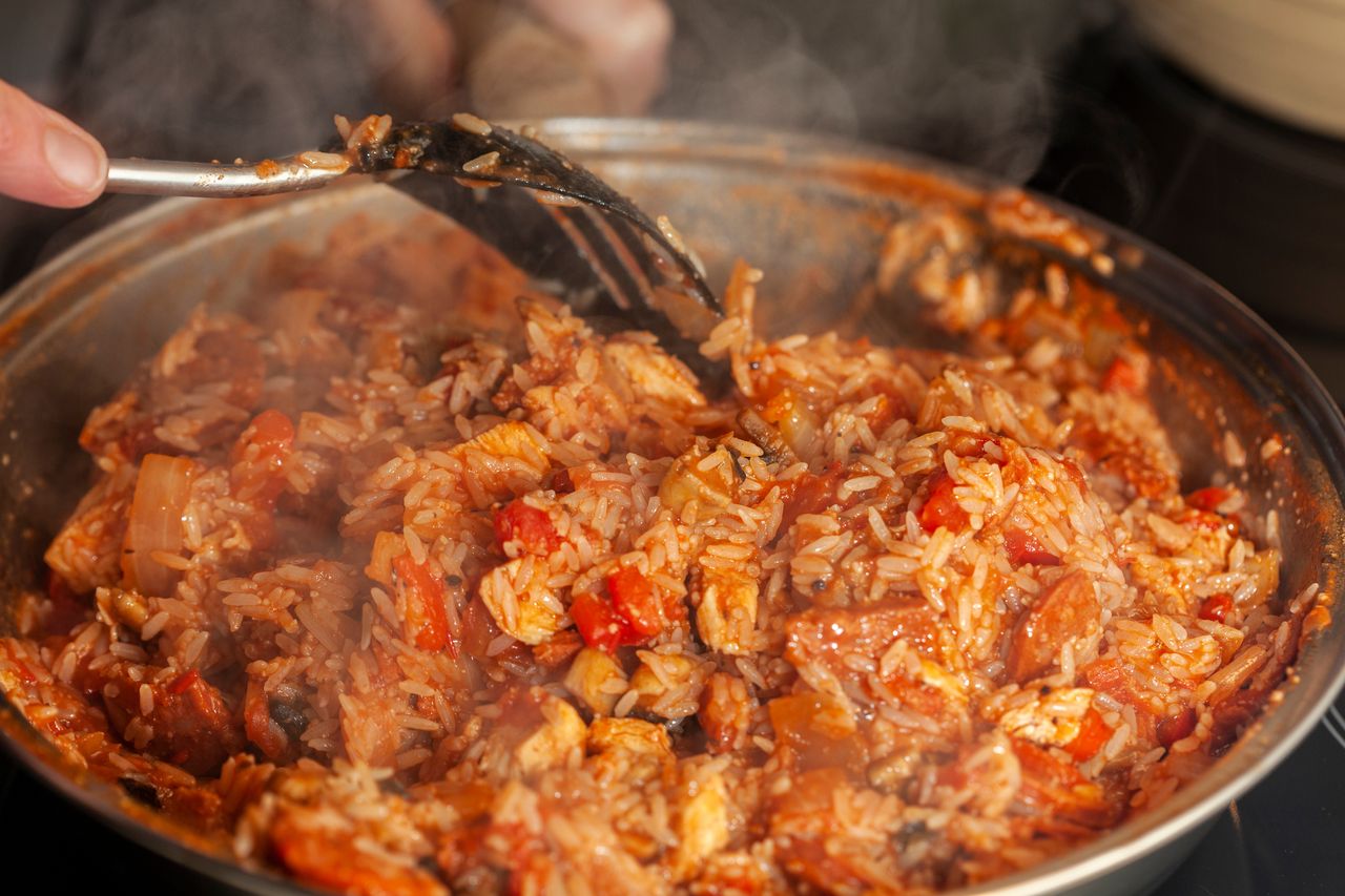 Zapomnij o risotto i paelli. To danie z jednego garnka smakuje znacznie lepiej