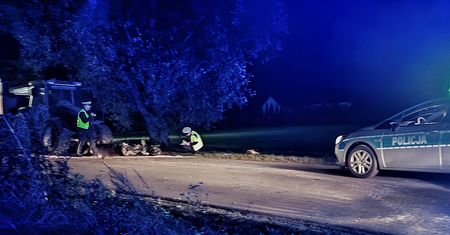 Uderzył motocyklem w ciągnik rolniczy. 17-latek zginął na miejscu