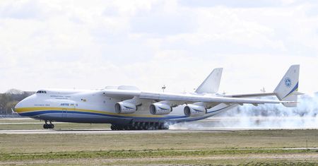 Antonow An-225 Mrija w Warszawie. Trwa wyładowywanie towaru