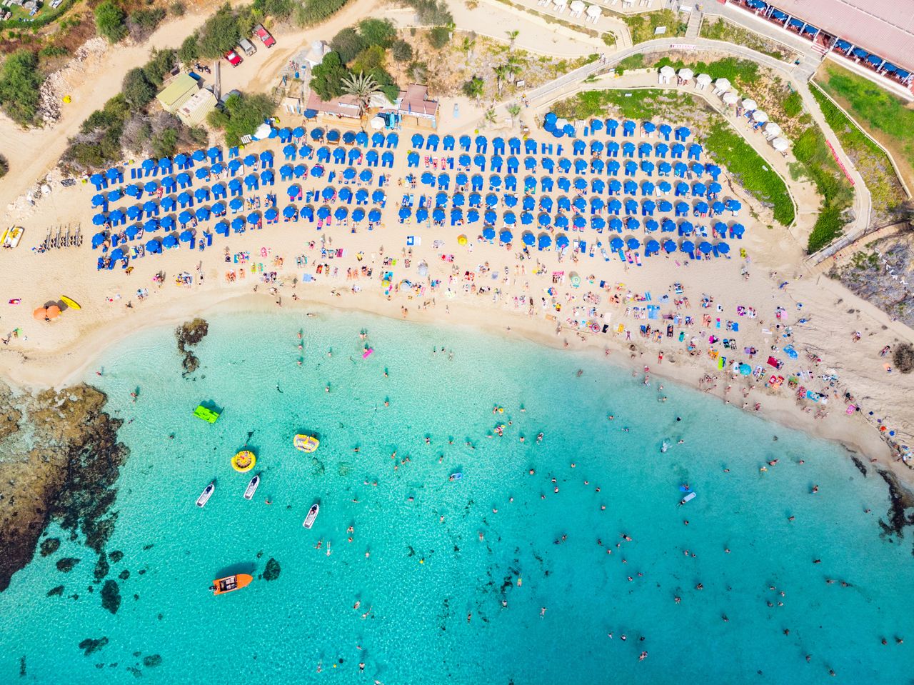 Ayia Napa kusi pięknymi plażami