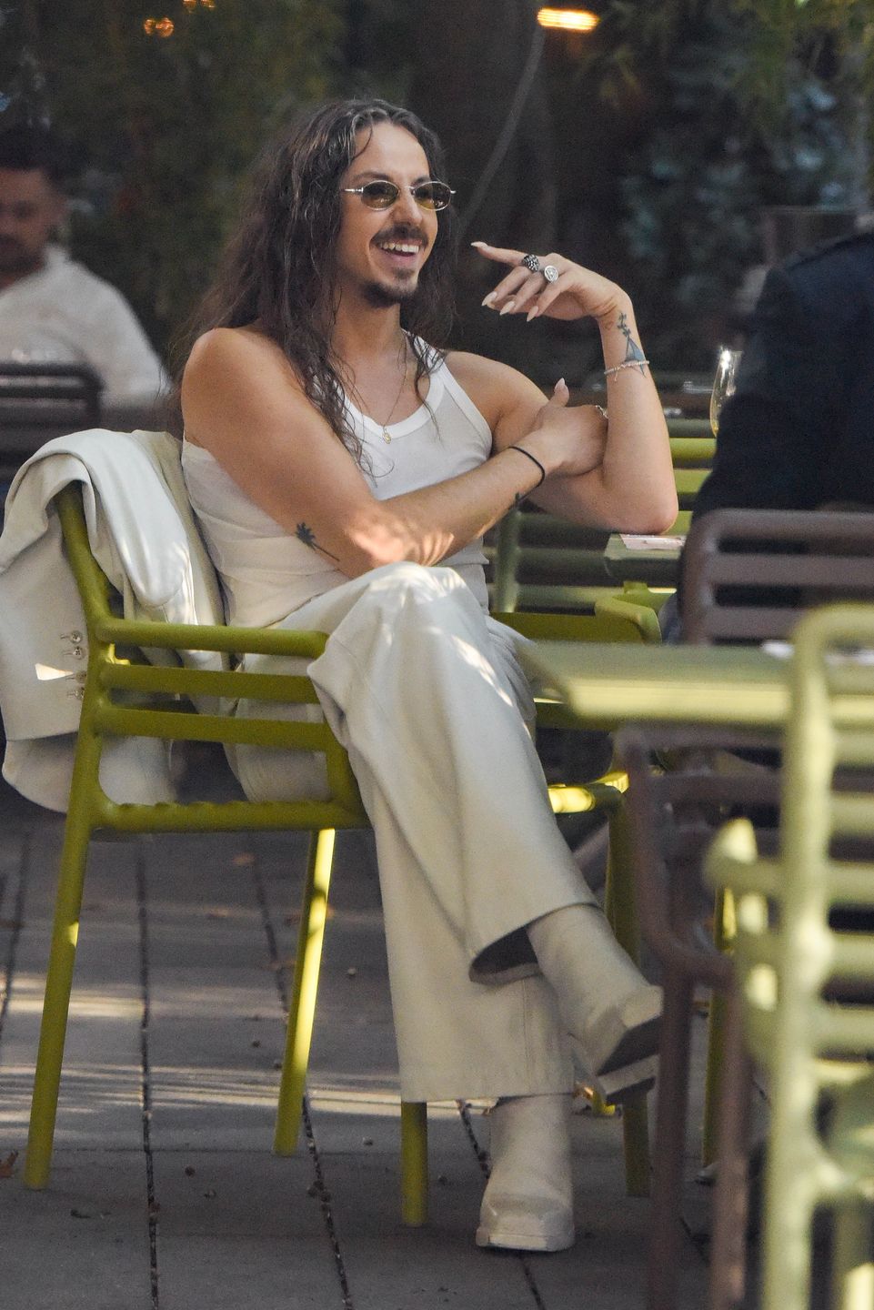 Michał Szpak delektuje się trunkiem na spotkaniu 