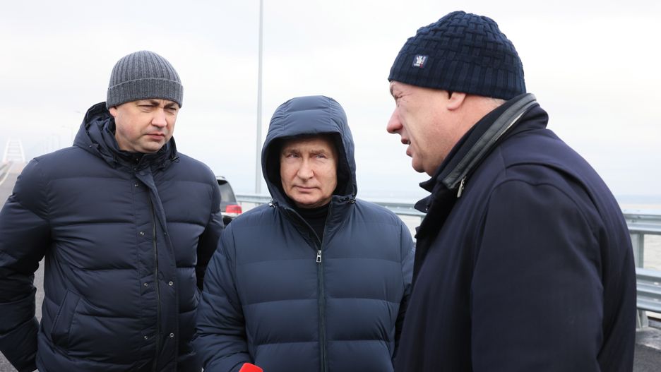 Russian President Putin visits repaired Crimean Bridge damaged by bomb in October
epa10349738 Russian President Vladimir Putin (C) and Russian Deputy Prime Minister Marat Khusnullin (R) visit the Kerch Strait Bridge, Crimea, 05 December 2022. The motorway of the Crimean Bridge was repaired after it was damaged by the terrorist attack in October 2022 and opened to traffic on 05 December 2022.  EPA/MIKHAIL METZEL / KREMLIN POOL / SPUTNIK / POOL MANDATORY CREDIT 
Dostawca: PAP/EPA.
MIKHAIL METZEL / KREMLIN POOL / SPUTNIK / POOL