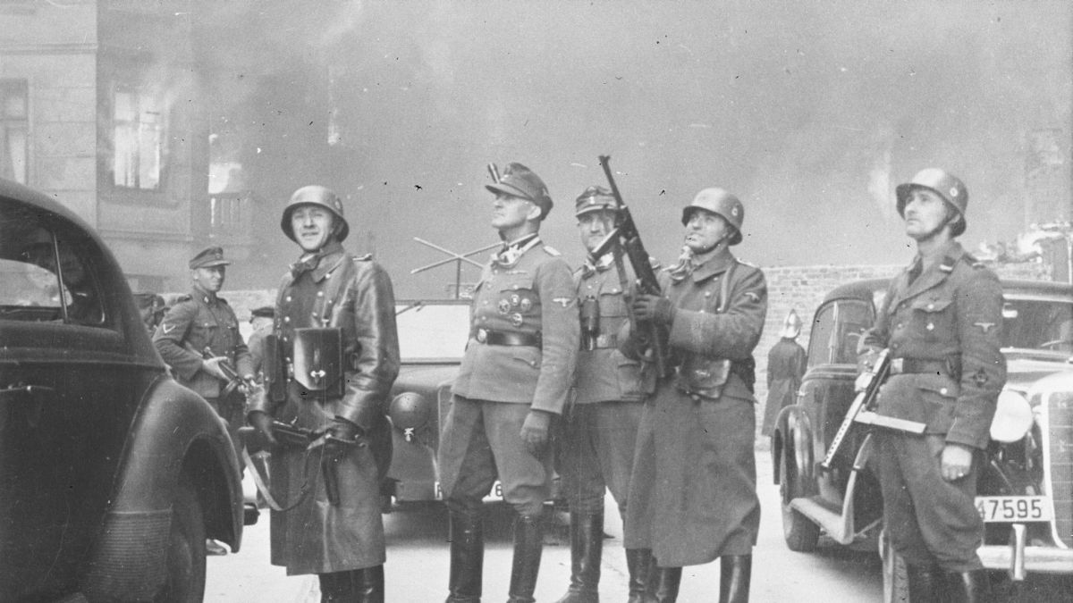 Gen. Jurgen Stroop, dowódca SS w otoczeniu oficerów na terenie getta warszawskiego