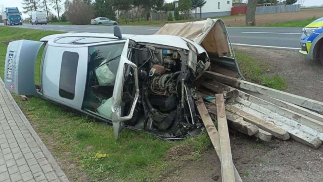 Zbyt ciężki ładunek spowodował wywrócenie się przyczepy i samochodu