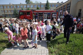 Festyn rodzinny z okazji Dnia Dziecka w Szkole Podstawowej numer 7 w Kielcach. Było dużo atrakcji dla uczniów. Zobacz zdjęcia i wideo