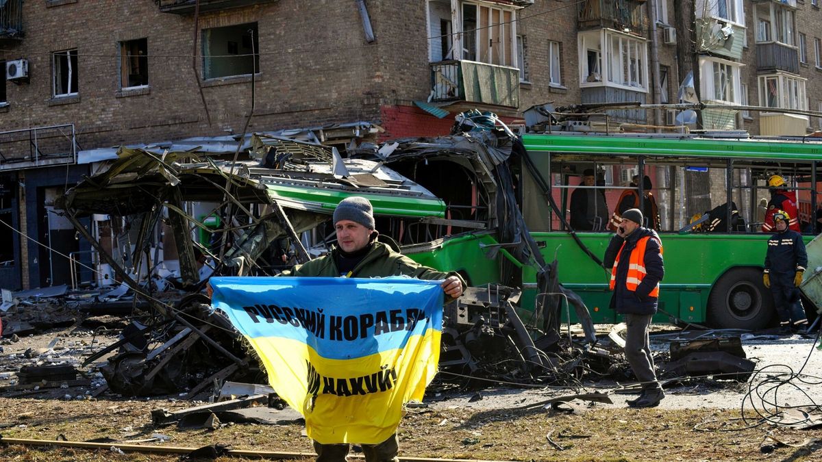 Wojna w Ukrainie - ostrzelany blok w Kijowie.