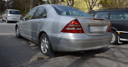 Uszkodził mercedesa. Na masce zostawił napis