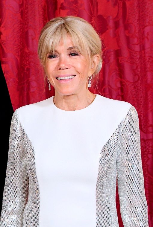 Królowa Letycja i Brigitte Macron emanują elegancją na balu