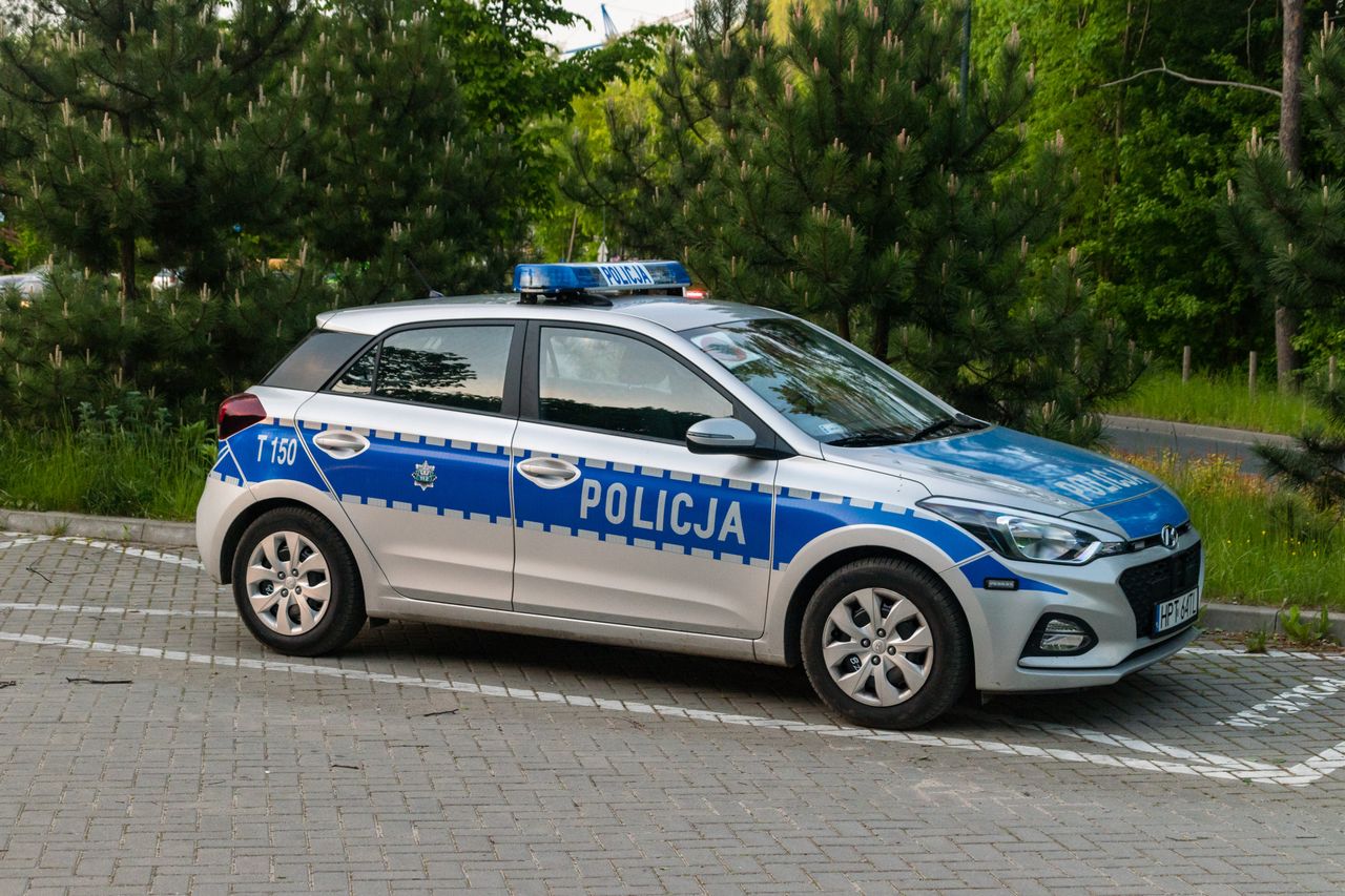 Ruszył autem, paląc marihuanę. Zatrzymał go policjant po służbie