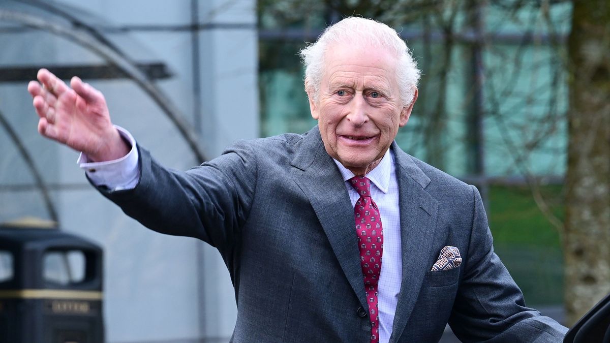 Król Karol III w szpitalu