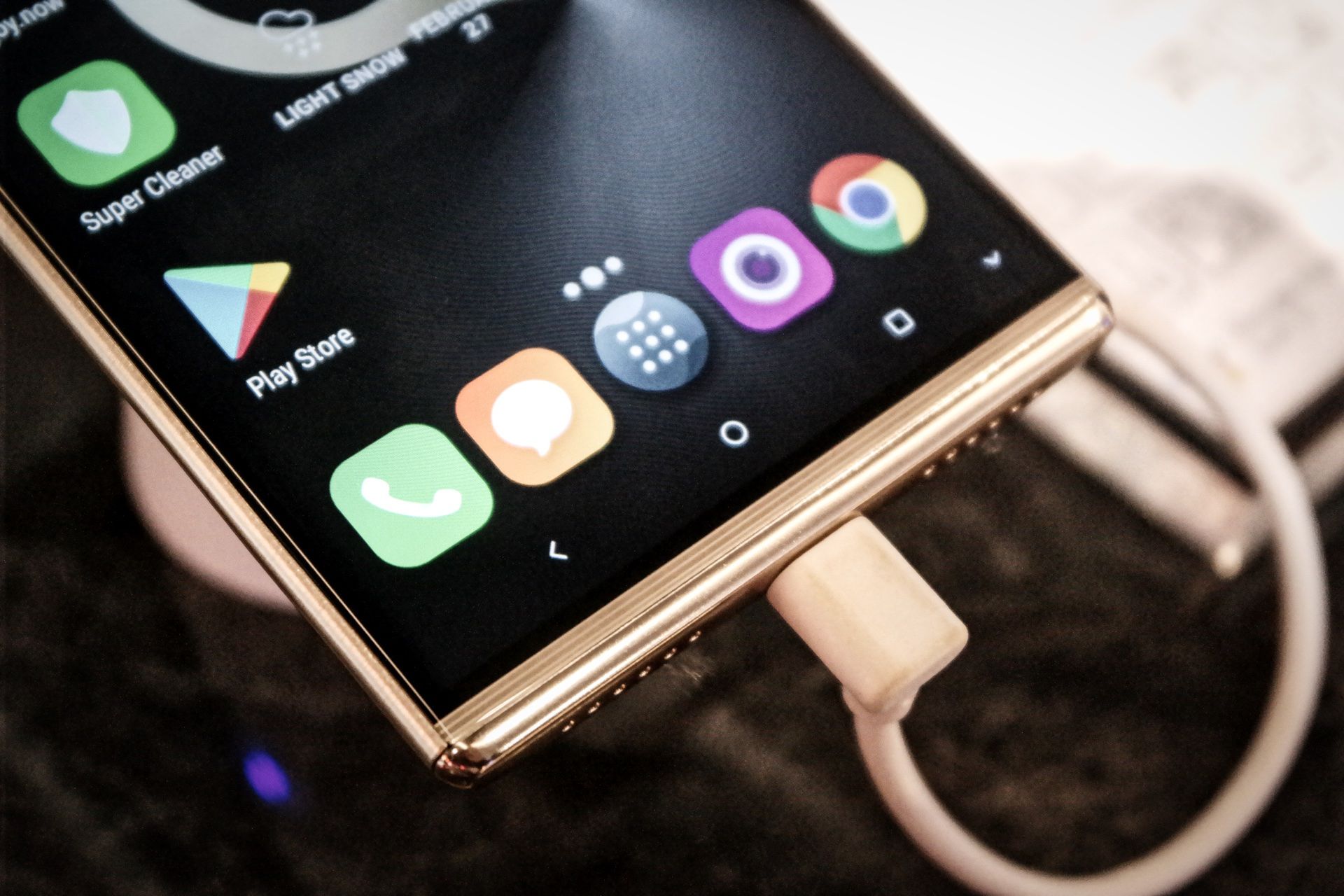 Alcatel 5, czyli bardzo nietypowy pomysł na małe ramki. Widziałem ten dziwaczny telefon na żywo 8