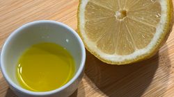 Najzdrowszy sposób na rozpoczęcie dnia. Jak działa na organizm kieliszek oliwy z cytryną?