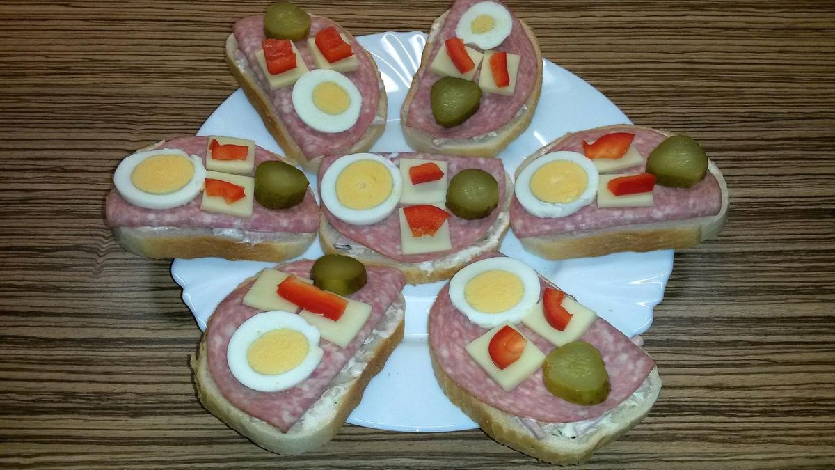 Czego nie warto jeść na śniadanie? Zrezygnuj z kiepskiej jakości wędliny