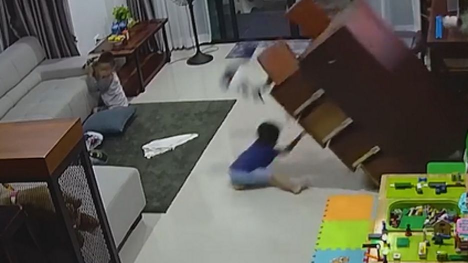 Mama zostawiła małych chłopców w pokoju. Po chwili usłyszała krzyk