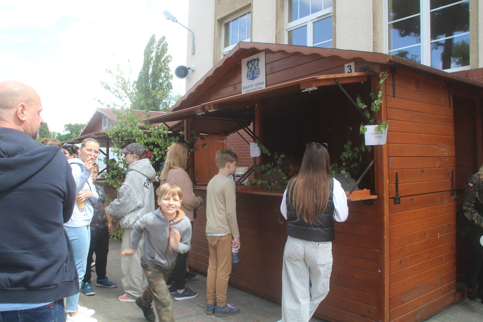 XII Piknik z Patronem Szkoły Podstawowej nr 4 im. Wojska Polskiego w Krotoszynie odbył się na boisku szkolnym