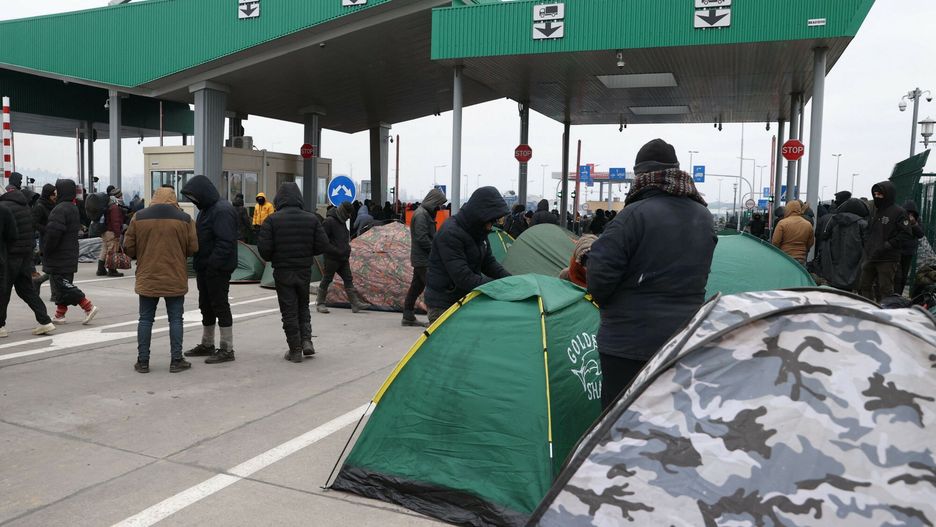 Migranci gromadz? si? przy przej?ciu granicznym w Ku?nicyMigrants gather on the Belarusian-Polish border near the Polish Kuznica border crossing on November 15, 2021. - Thousands of migrants -- most of them from the Middle East -- have crossed or attempted to cross the EU and NATO border since the summer. Western countries have accused the Belarusian regime, which is backed by Russia, of engineering the crisis in retaliation against EU sanctions, charges that Minsk has denied. (Photo by Oksana MANCHUK / BELTA / AFP) / Belarus OUTOKSANA MANCHUK