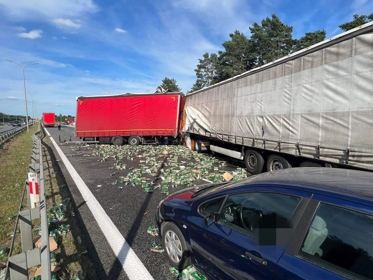 Dziesiątki butelek po piwie leżało na asfalcie