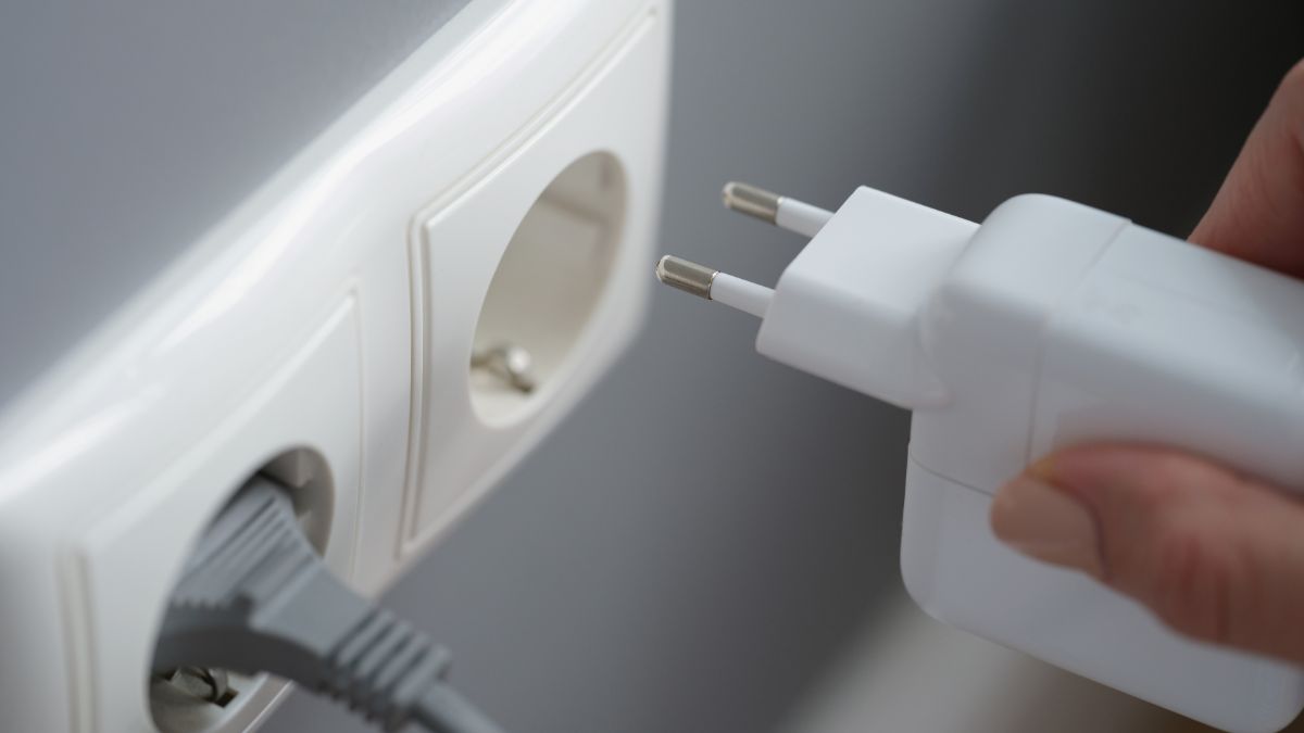 Czy pozostawiona ładowarka w gniazdku zużywa energię?