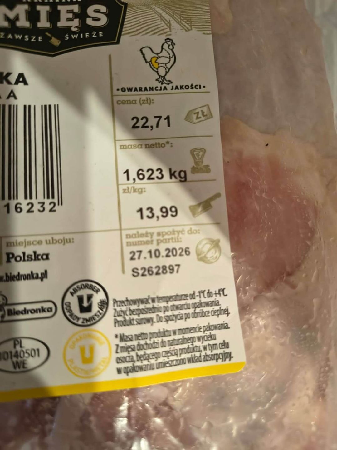 Zepsute mięso z uda kurczaka kupione w Biedronce