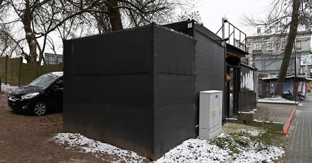 Kontener w centrum Lublina, a w nim automaty do gier. Mundurowi weszli do środka przy użyciu siły
