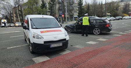 Nie ustąpił pierwszeństwa na skrzyżowaniu. BMW zderzyło się z autem Poczty Polskiej [ZDJĘCIA]