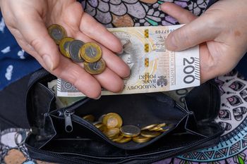 Kwesta pod marketem albo na ulicy? Zanim pomożesz, sprawdź