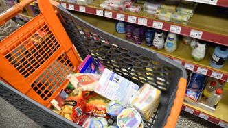 Syrop glukozowy zamiast cukru, tańszy olej. Zamienniki sposobem na walkę z drożyzną