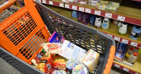 Syrop glukozowy zamiast cukru, tańszy olej. Zamienniki sposobem na walkę z drożyzną