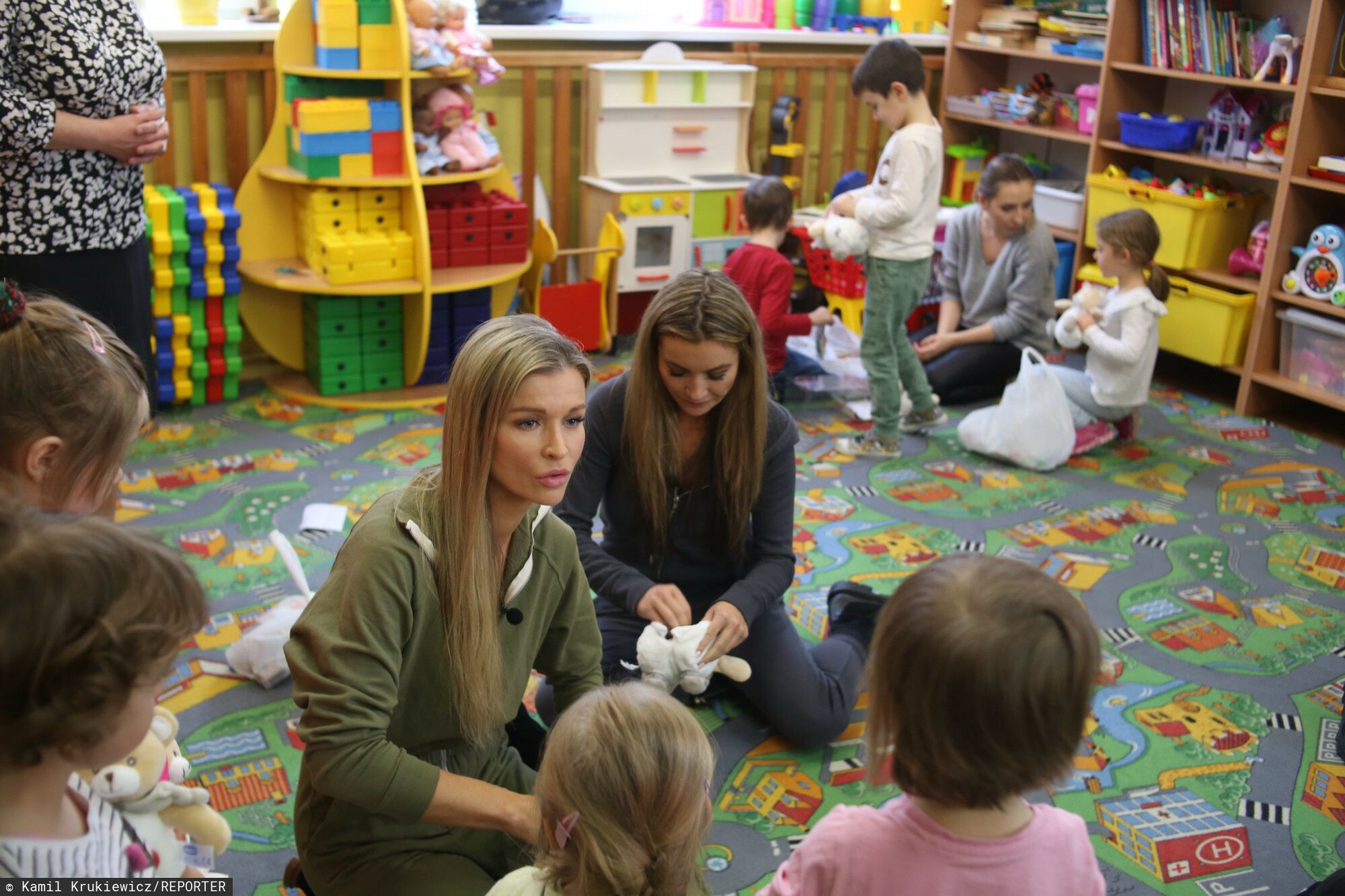 Joanna Krupa z siostrą odwiedziły ukraińskie dzieci w Przemyślu