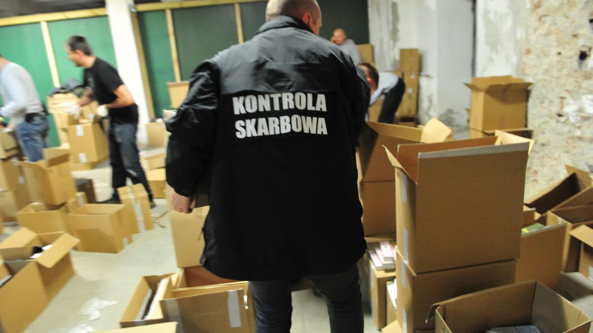 Podr�bki
Marcin Bielecki
hurtownia, kontrola skarbowa, magazyn, nielegalna, nielegalny, nielegalny towar, pieni�dze, podr�bka, Podr�bki, policja, policjant, przest�pstwo, pud�a pude�ka, skarb�wka, wpadka