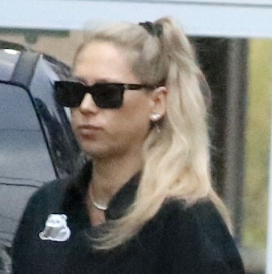 Anna Kournikova odprowadza dzieci do szkoły