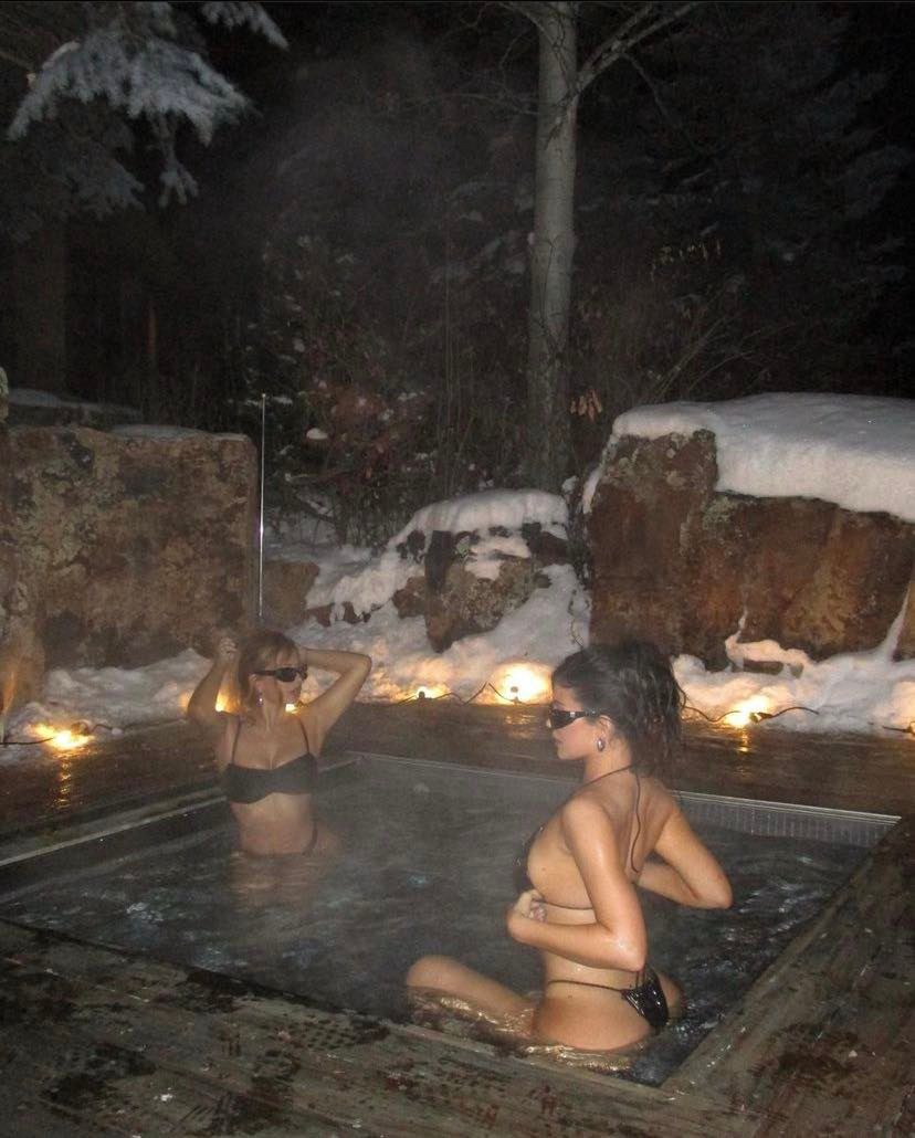 Lateksowa Kylie Jenner WDZIĘCZY SIĘ w jacuzzi