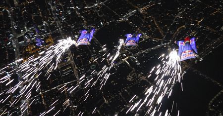 Warszawa. Niezwykły lot skoczków na nocnym niebie. Przypominali Perseidy